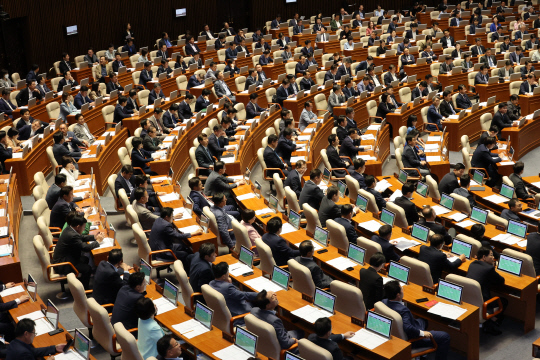 28일 오후 구하라법, 전세사기특별법 등 민생 법안을 처리 중인 본회의장의 여야 의원석이 빈자리 없이 꽉 차 있다.연합뉴스
